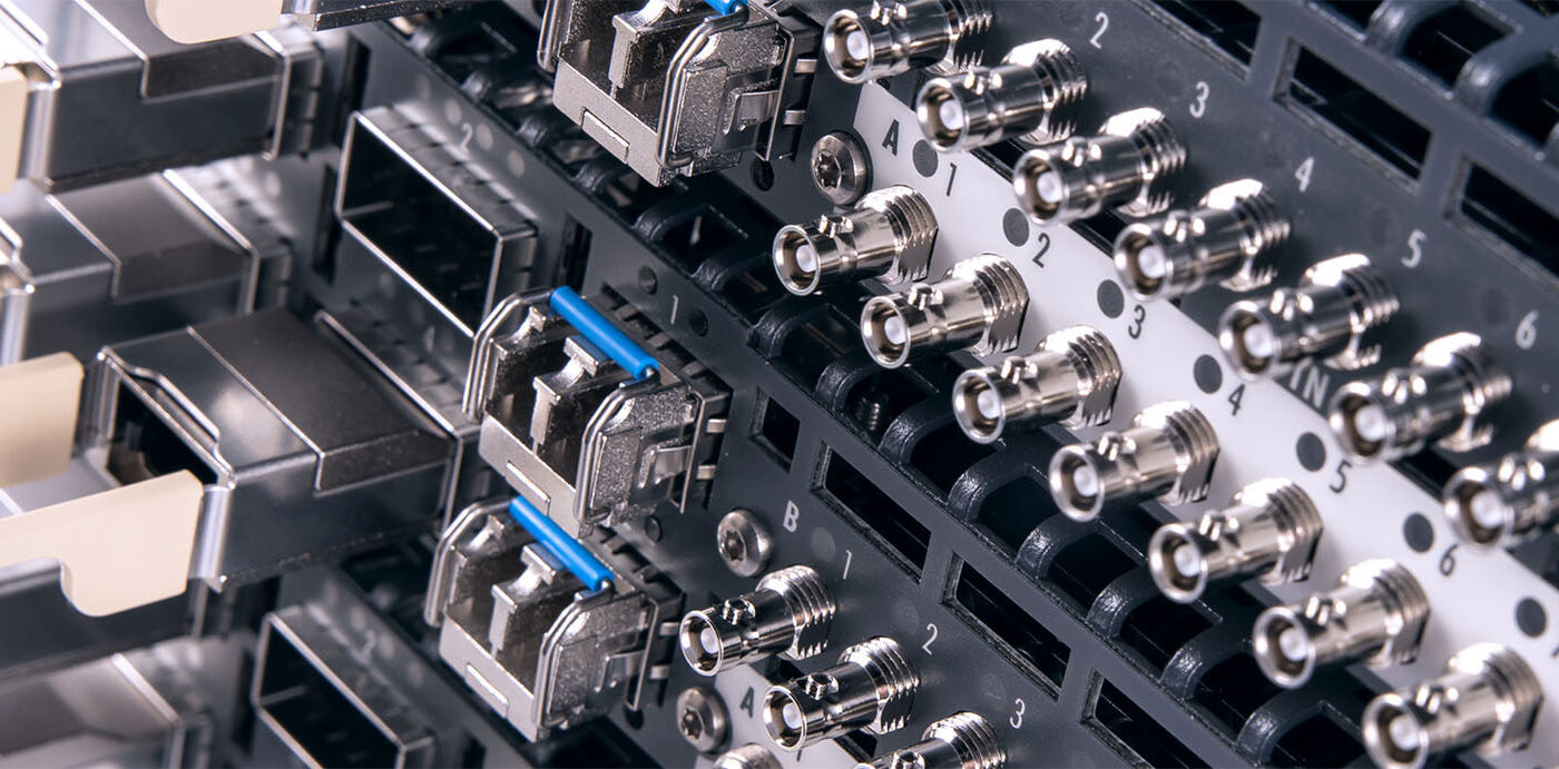 Conectores BNC y SFP de un Riedel MediorNet MicroN